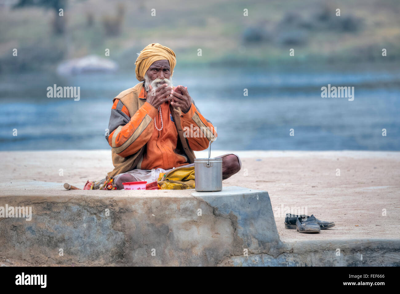 Igiene personale presso le sponde del fiume di Betwa in Orchha, Madhya Pradesh, India, Asia del Sud Foto Stock