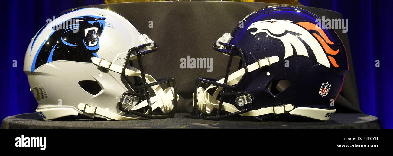 Venerdì, 5 Febbraio 2016: i caschi di entrambi il Carolina Panthers e Denver Broncos sono messi in mostra al Moscone Center di San Francisco in California durante la National Football League la settimana di apertura delle celebrazioni per il Super Bowl 50 tra la Carolina Panthers e Denver Broncos . Eric Canha/CSM Foto Stock