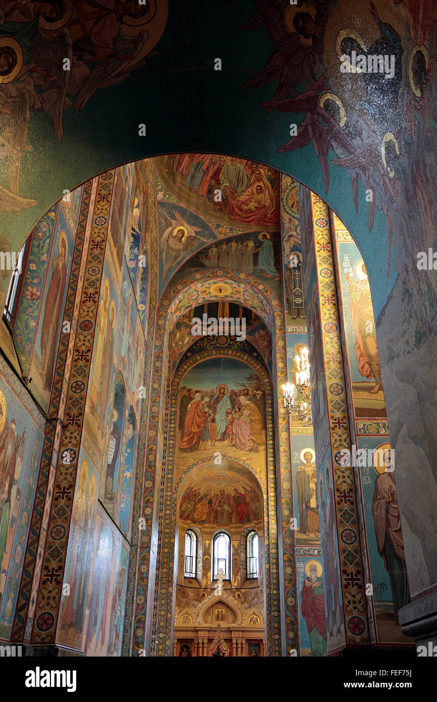 Vista guardando le colonne dipinte, le pareti e il soffitto all'interno la Chiesa del Salvatore sul Sangue versato, San Pietroburgo, Russia. Foto Stock