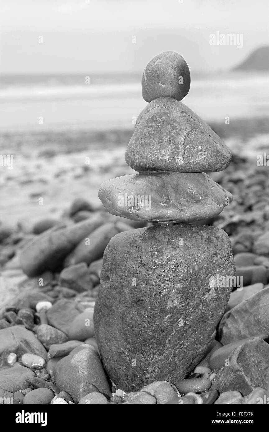 Pile di rocce bilanciato sulla parte superiore di ogni altro su teh spiaggia a Marloes nel Galles Occidentale. Giugno 2014 Foto Stock