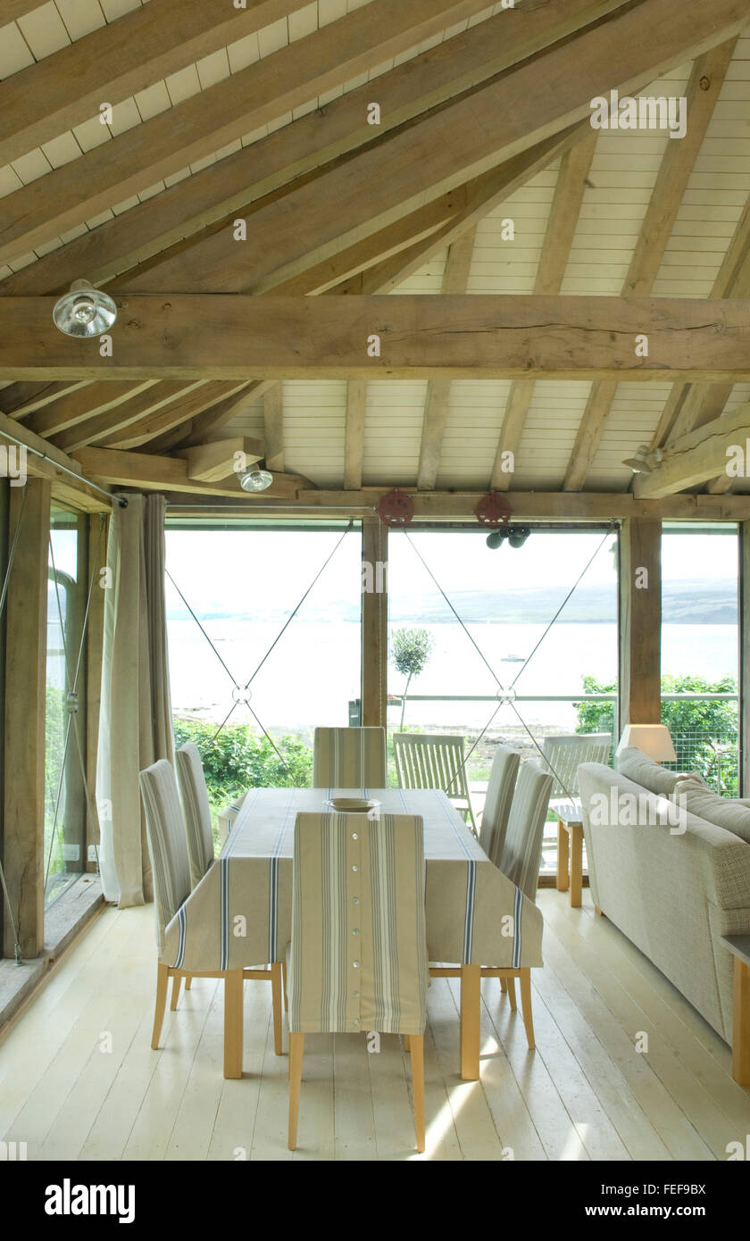 La zona pranzo, interni di legno nuovo abitazioni. Foto Stock