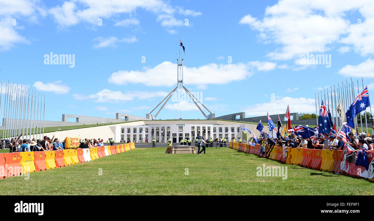 A Canberra, Australia. 06 feb 2016. Australian pro-Pegida contestatori (r) raccogliere al di fuori dell'edificio del parlamento a Canberra, Australia, 06 febbraio 2016, mentre i rappresentanti di un australiano gruppo marxista chiamato socialista alternativa dimostrare lì, troppo (l). Sei i gruppi conservatori riuniti nella capitale australiana a sostegno di Pegida, Islamophobic e anti-movimento straniero che ha avviato in Germania e da allora si è diffuso ad altri paesi. Circa 400 manifestanti hanno marciato verso il palazzo del parlamento a Canberra. Foto: Subel Bhandari /dpa/Alamy Live News Foto Stock