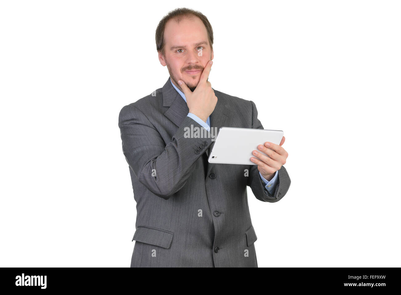 Abito uomo sorridente holding tablet Foto Stock