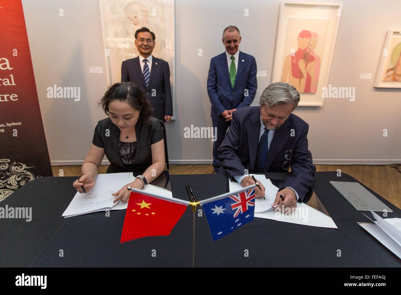 (160206) -- CANBERRA, Feb 6 (Xinhua) -- Direttore della Cina centro culturale a Sydney Zhao Li anteriore (L) e amministratore delegato di Adelaide Festival Centre Douglas Gautier (anteriore R) firmano un Memorandum of understanding con la testimonianza da consolare cinese generale in Adelaide Rao Hongwei posteriore (L) e il South Australia Premier Jay Weatherill, ad Adelaide, in Australia, il 5 febbraio, 2016. Cina centro culturale a Sydney il venerdì hanno firmato un accordo di cooperazione con il Festival di Adelaide centro, che porterà più cinese di arti visive e le prestazioni ad Adelaide, Australia del Sud. (Xinhua/Brooks Wang) Foto Stock (160206) -- CANBERRA, Feb 6 (Xinhua) -- Direttore della Cina centro culturale a Sydney Zhao Li anteriore (L) e amministratore delegato di Adelaide Festival Centre Douglas Gautier (anteriore R) firmano un Memorandum of understanding con la testimonianza da consolare cinese generale in Adelaide Rao Hongwei posteriore (L) e il South Australia Premier Jay Weatherill, ad Adelaide, in Australia, il 5 febbraio, 2016. Cina centro culturale a Sydney il venerdì hanno firmato un accordo di cooperazione con il Festival di Adelaide centro, che porterà più cinese di arti visive e le prestazioni ad Adelaide, Australia del Sud. (Xinhua/Brooks Wang) Foto Stock