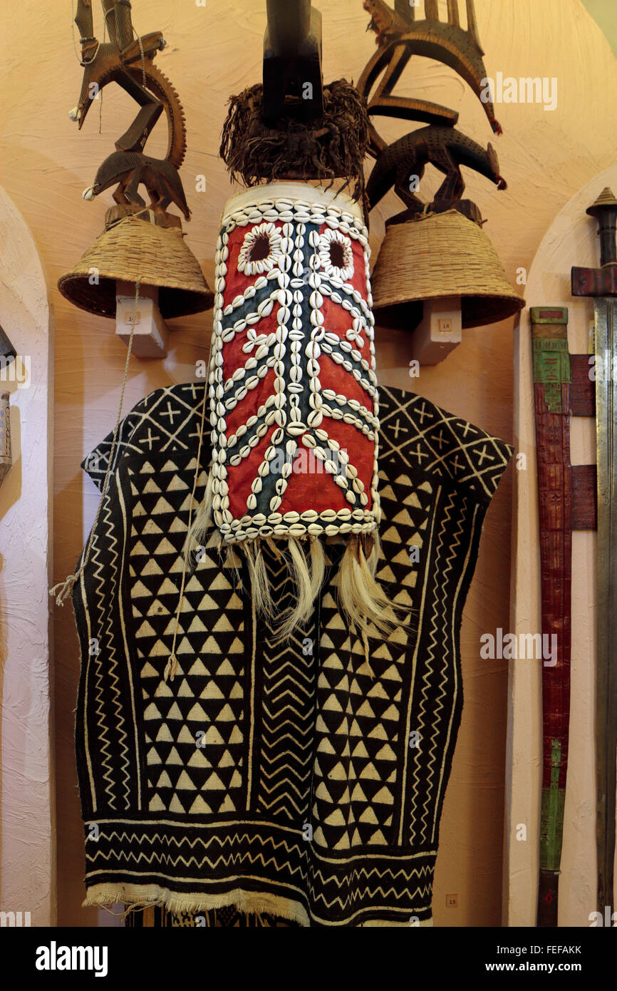 Rituale Chiwara vestito (Chi-Wara maschera del popolo Bambara del Mali) nel museo Kunstkamera a San Pietroburgo, Russia. Foto Stock