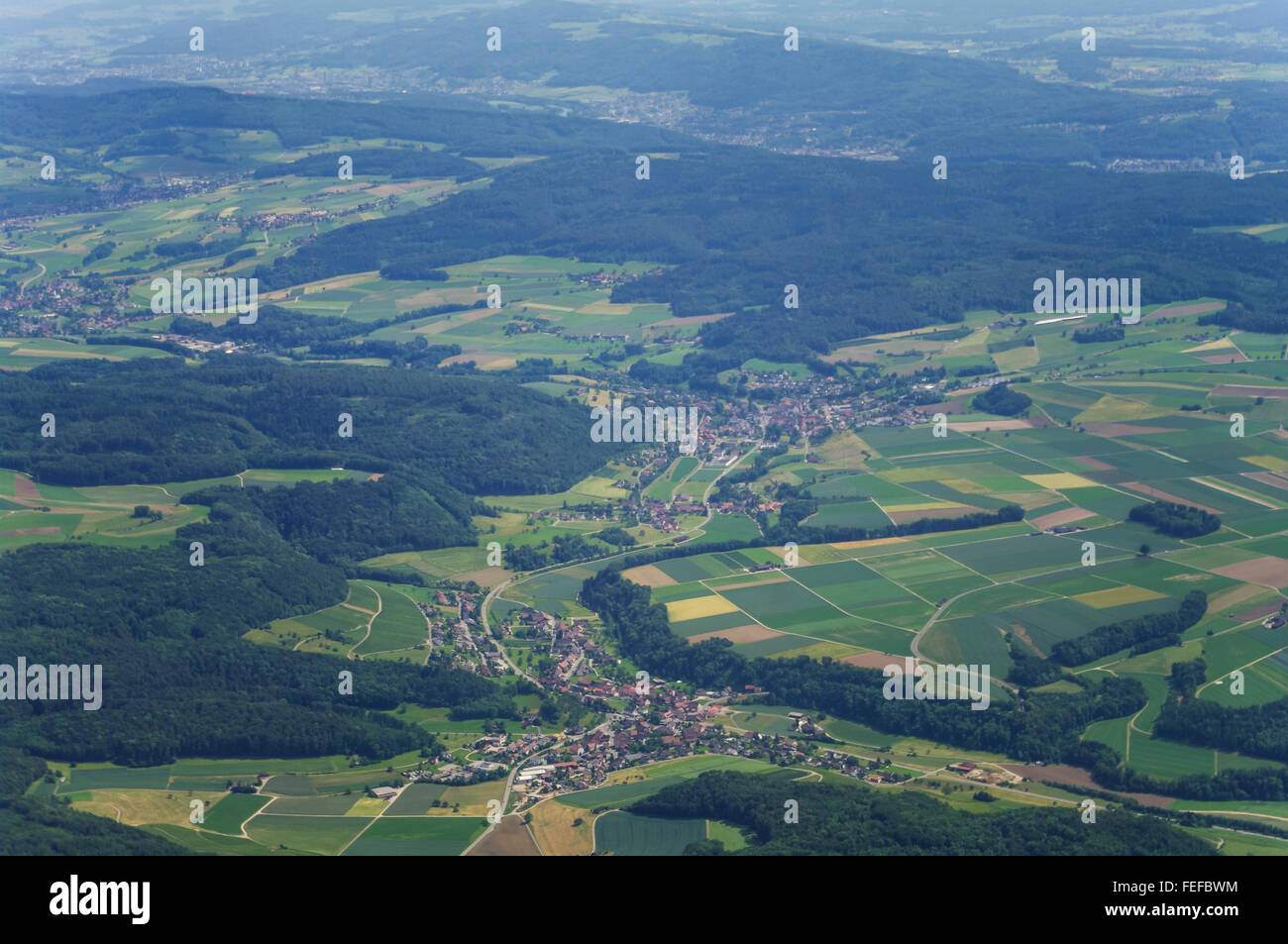 Fotografia aerea della valle Surbtal in Argovia, Svizzera, con i villaggi di Tegerfelden (anteriore) e Endingen (centro). Foto Stock