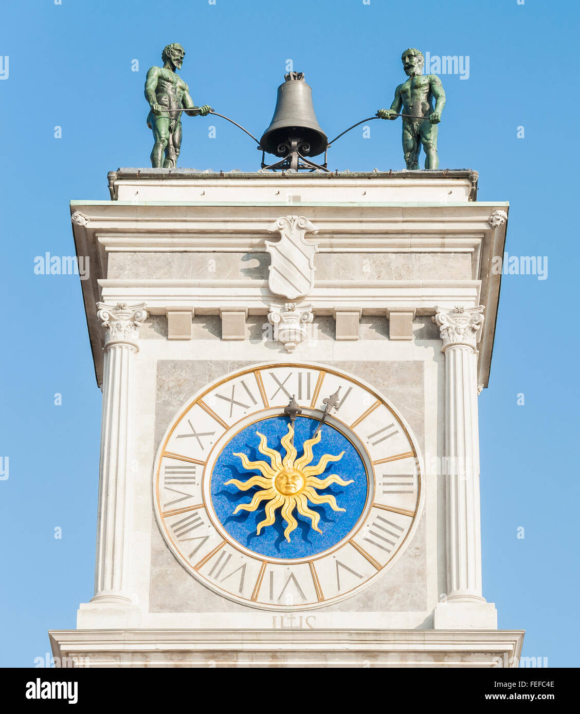 Torre dell'orologio, con campana e i robot per riprodurlo. Nella città di Udine , Italia Foto Stock