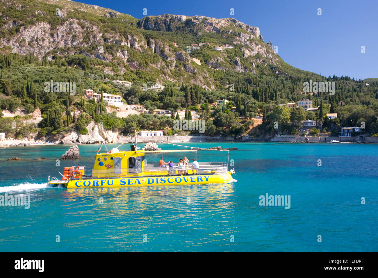 Paleokastritsa, Corfu, Isole Ionie, Grecia. Esperienza subacquea craft attraversando le acque turchesi del porto. Foto Stock