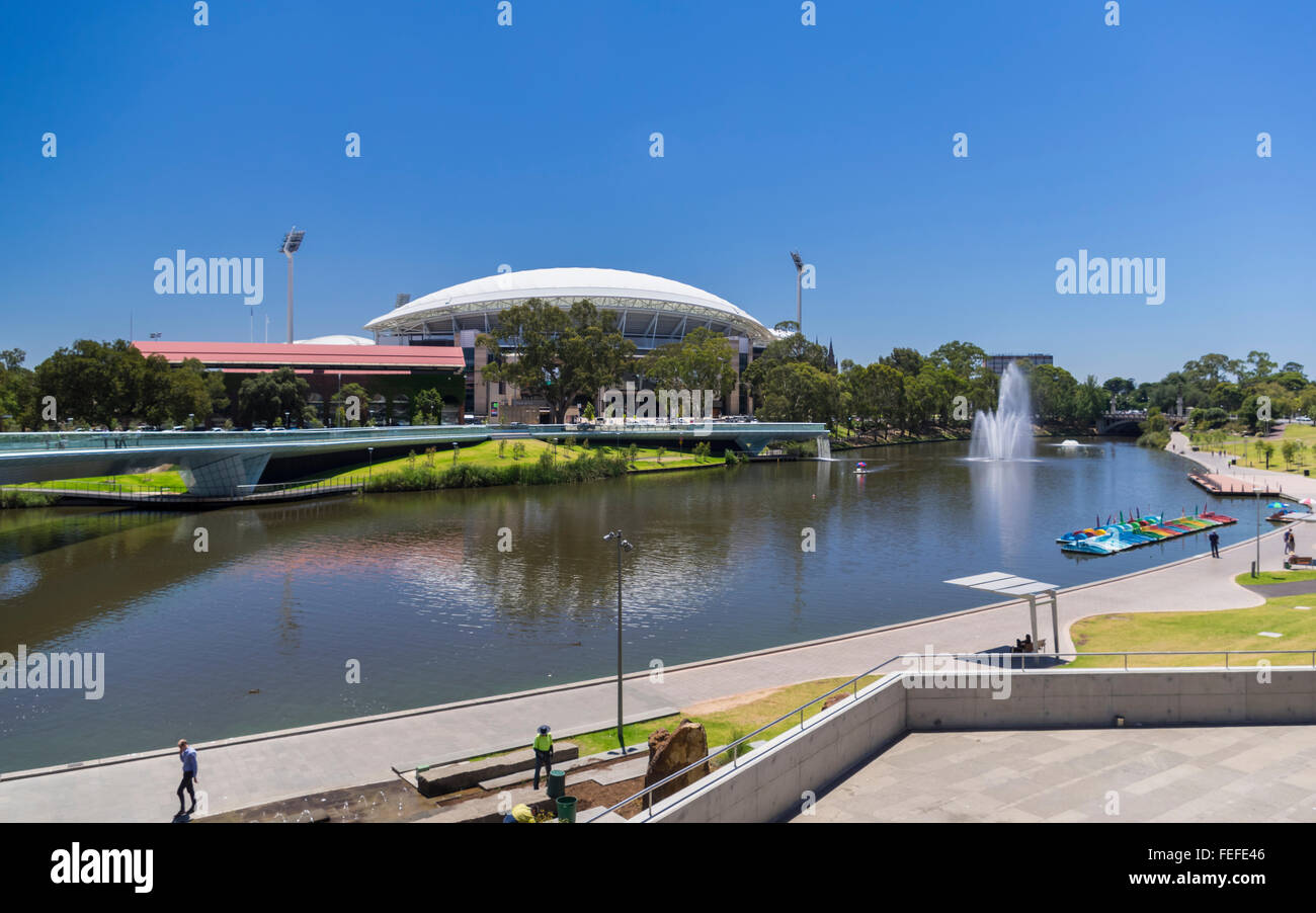 Vista da Adelaide, Australia del Sud, oltre il Fiume Torrens a Adelaide Oval stadium di North Adelaide. Foto Stock