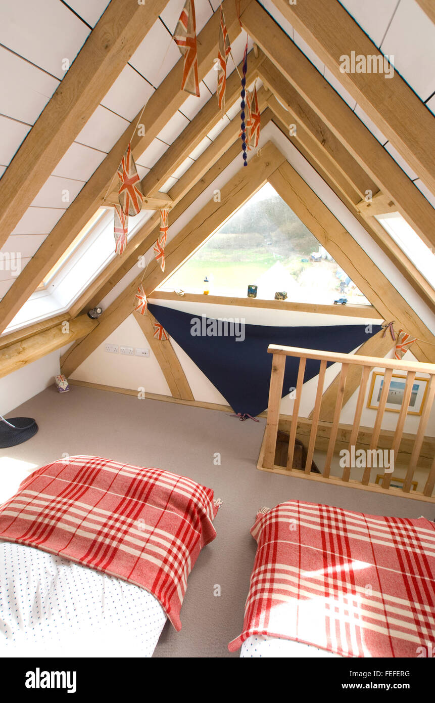 Mansarda Camera da letto per i bambini, travi in legno di quercia e la vernice bianca, due letti. Foto Stock