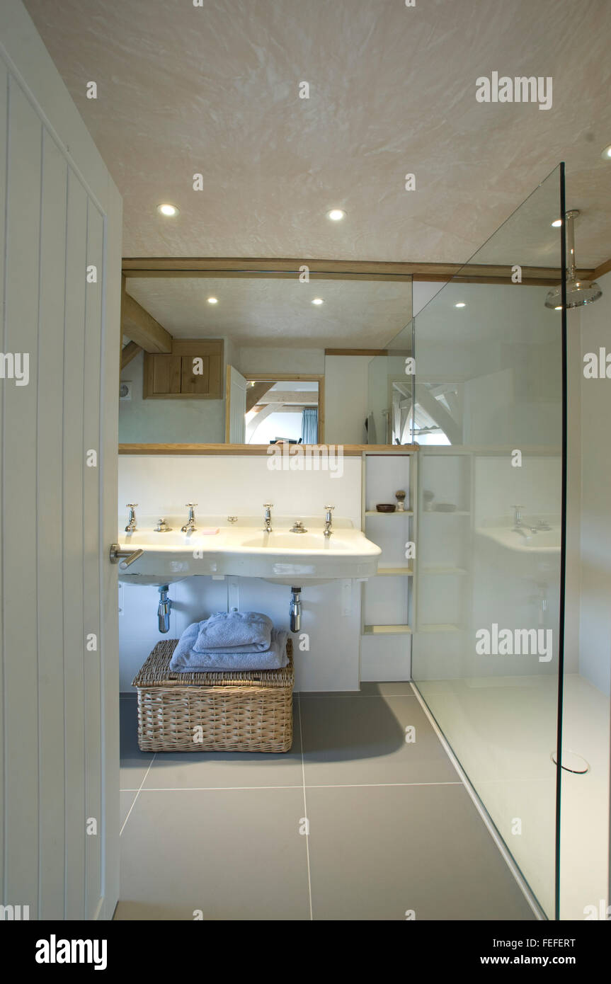 Contemporanea sala doccia, lavabi,reflections,vetri. pareti bianche. Foto Stock