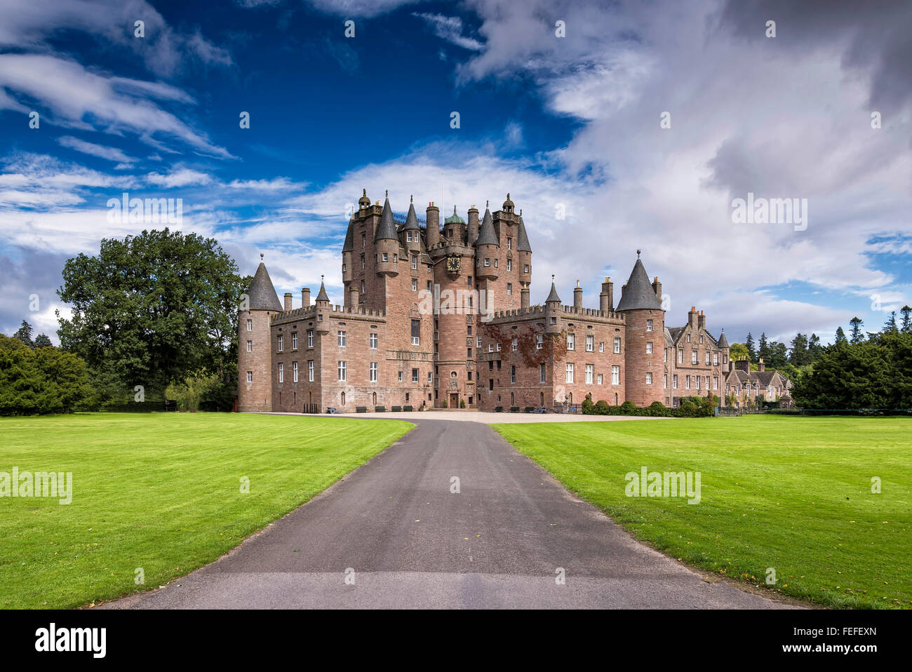 Glamis Castle è situato accanto al villaggio di Glamis in Angus, Scozia. Essa è la casa del conte e la contessa di Strathmore Foto Stock