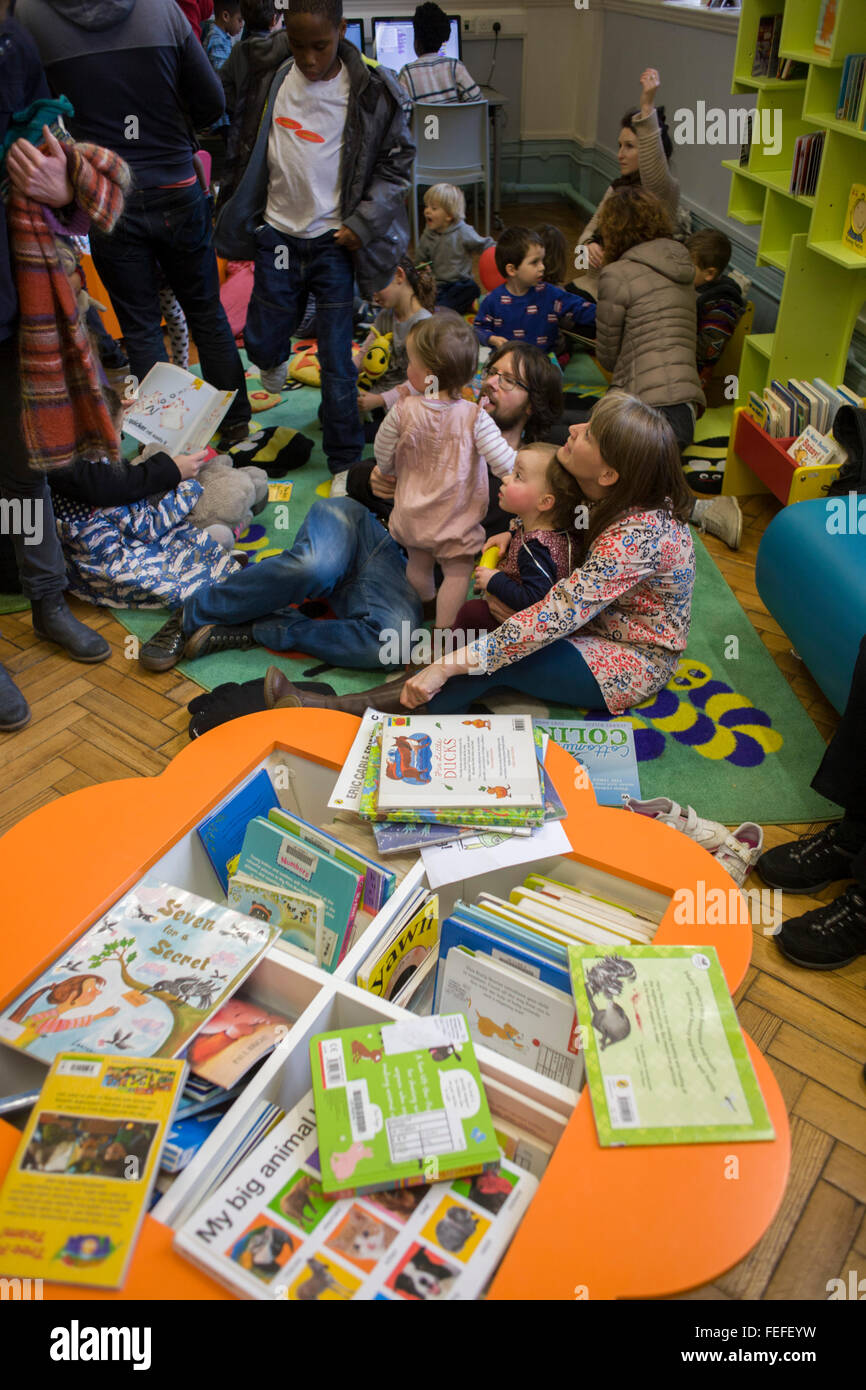 Interno della Carnegie Library, herne Hill, Londra del sud. Di fronte con la chiusura della sua amata biblioteca locale, Lambeth piano del Consiglio per chiudere la struttura usata dalla comunità come parte di tagli di austerità, dicendo che convertirà la costruzione in una palestra e privatey-gentrified di proprietà delle imprese - piuttosto che un amato la lettura e la risorsa di formazione. £12.600 fu donato dal filantropo americano Andrew Carnegie per aiutare a costruire la libreria che ha aperto nel 1906. Si tratta di un ottimo esempio di Edwardian civic architettura, costruito con red Flettan mattoni e terracotta, elencato come Grade II nel 1981. Foto Stock