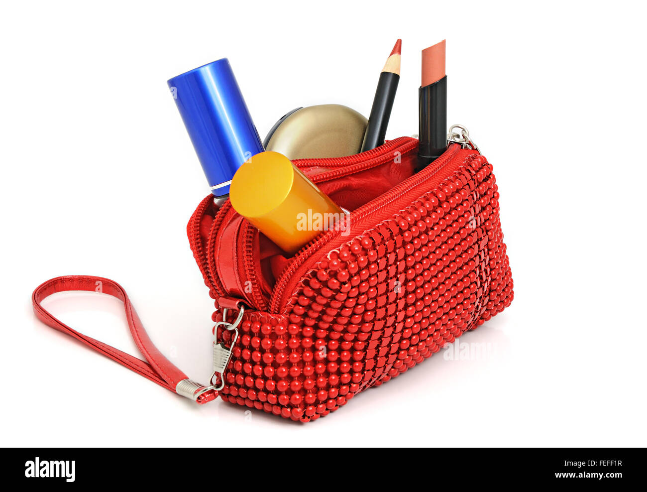 Piccola donna la borsa con cosmetici isolati su sfondo bianco Foto Stock