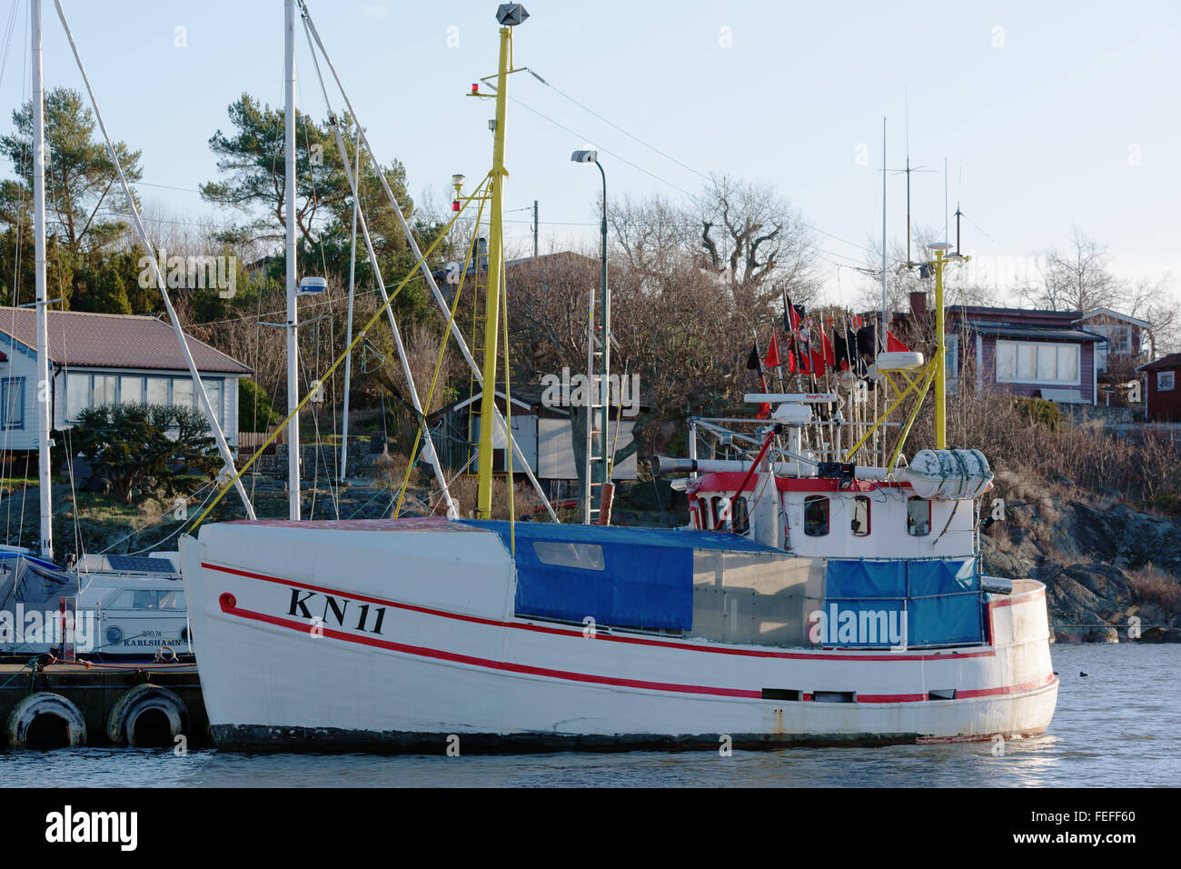 Karlshamn, Svezia - Febbraio 04, 2016: una piccola barca da pesca è ormeggiata presso la banchina del porto di pesca. Regolamenti di pesca rendono Foto Stock