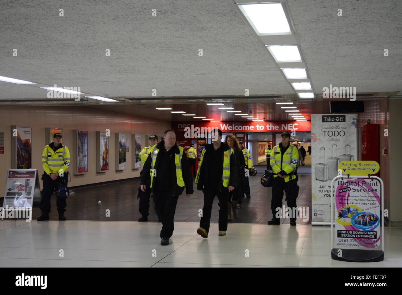 Birmingham, Regno Unito. Il 6 febbraio, 2016. West Midlands ufficiali di polizia di guardia dell'ingresso al Birmingham NEC Arena. Credito: Marc Ward/Alamy Live News Foto Stock