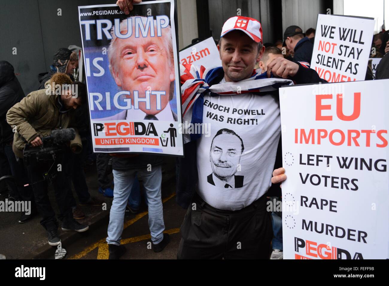 Birmingham, Regno Unito. Il 6 febbraio, 2016. Protester visualizza la sua maglietta con un murale di Enoch Powell e un 'Trump era giusto' cartellone. Credito: Marc Ward/Alamy Live News Foto Stock