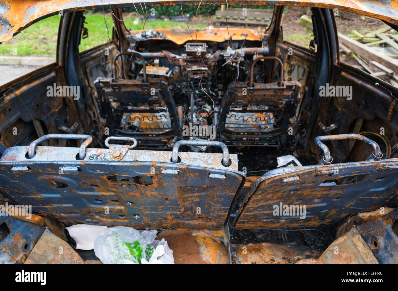 Abbandonato il fuoco auto danneggiata Foto Stock