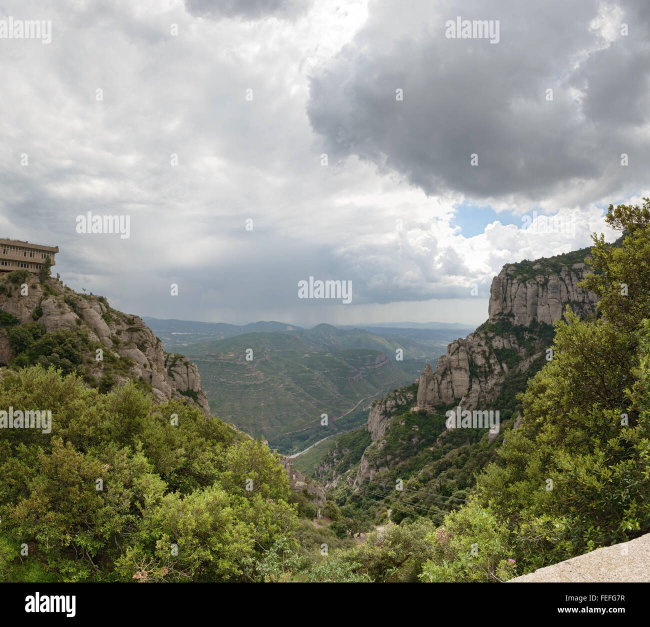 Angolo alto vista panoramica del Llobregat fiume valle dalla stazione superiore della funivia Aeri de Montserrat a Montserrat monast Foto Stock