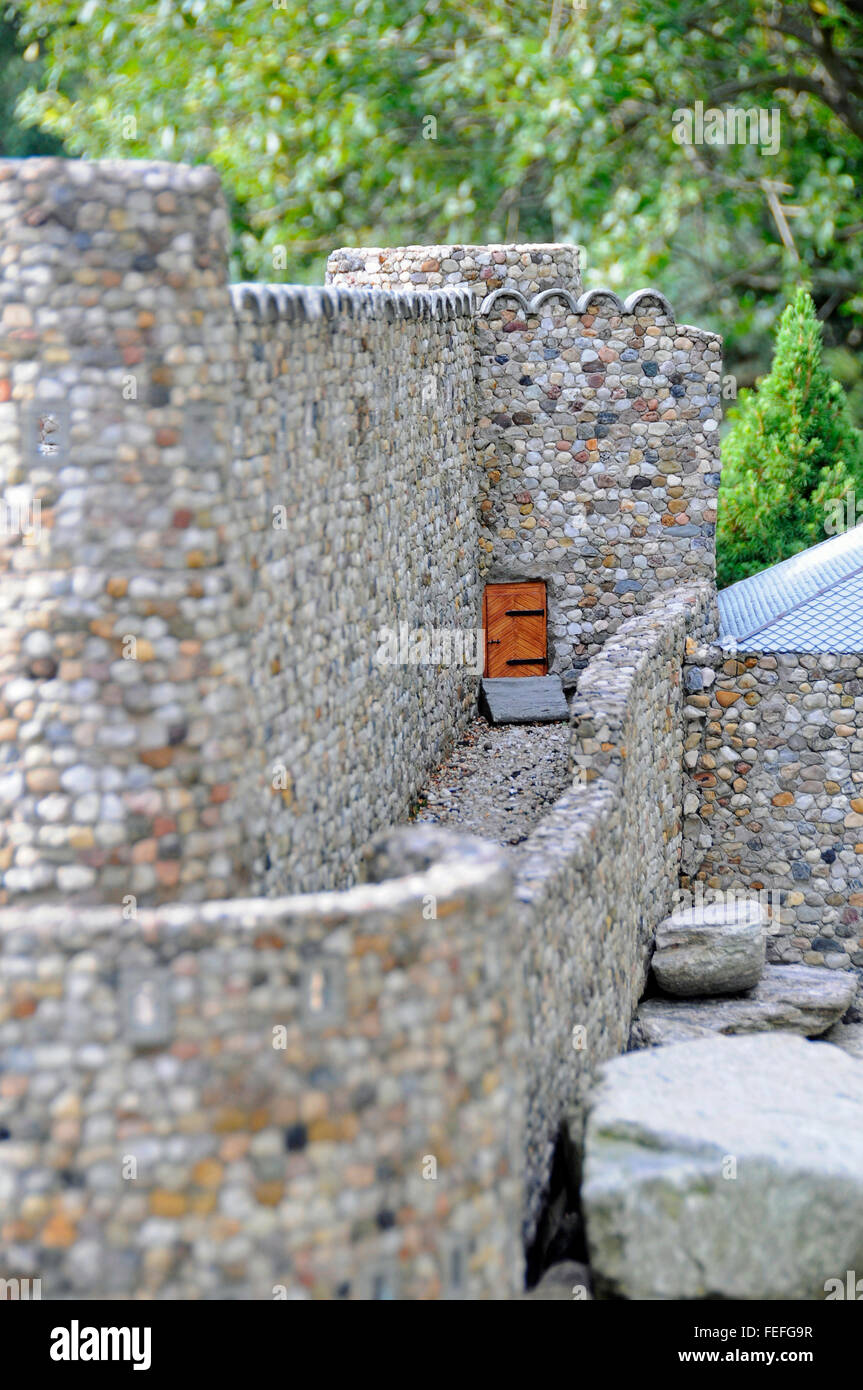 Replica in miniatura del Castello Chojnik muro di difesa e porta nella Bassa Slesia Kowary il parco in miniatura, Polonia Foto Stock