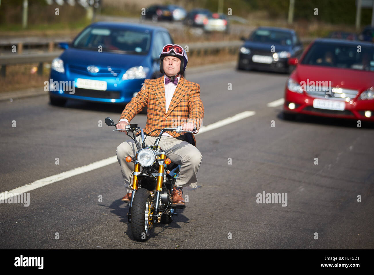 Motociclisti in smart abiti tradizionali ride through Oxford per raccogliere fondi per beneficenza Foto Stock