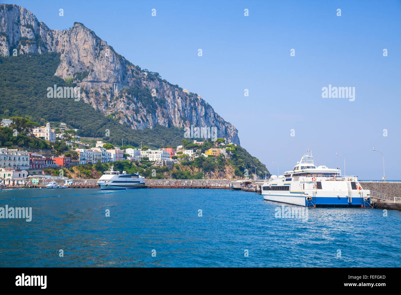 Porto principale dell'isola di Capri, Italia. Passeggeri delle navi ormeggiate in porto Foto Stock