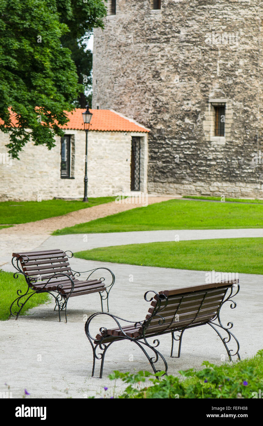 Grazioso banco in un parco nel centro di Tallinn, close-up Foto Stock