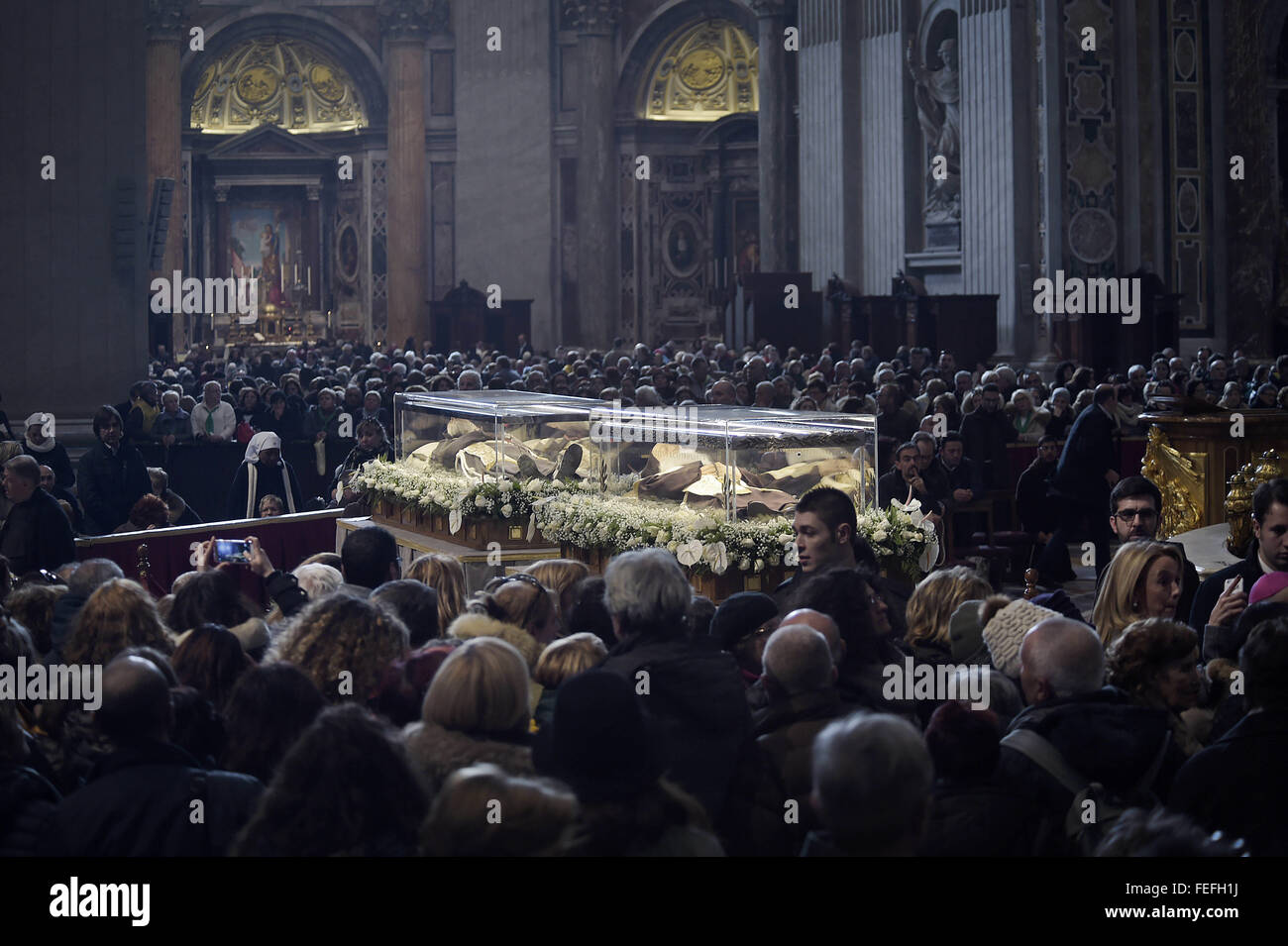 Città del Vaticano. Il 6 febbraio, 2016. le spoglie di Padre Pio da Pietrelcina, meglio conosciuto come Padre Pio sono esposti nella Basilica di San Pietro .Il Papa riceve in udienza i gruppi di preghiera di Padre Pio . Il corpo del santo Cappuccino nella Basilica rimarrà fino al Febbraio 11, quando si inizierà a Pietrelcina, dove rimase fino al Febbraio 14, per poi tornare nel Gargano Credito: Danilo Balducci/ZUMA filo/Alamy Live News Foto Stock