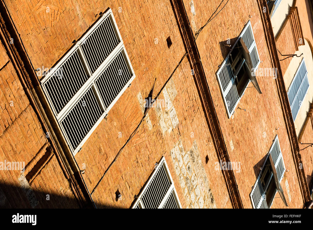 Persiane blu su un palazzo marrone, prospettiva inusuale bottom-up Foto Stock