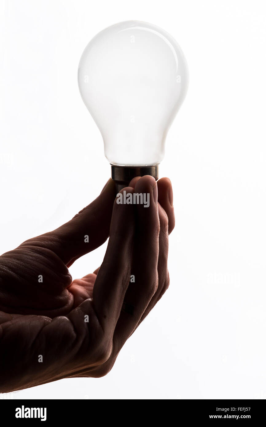 Lampadina della luce in mano Foto Stock