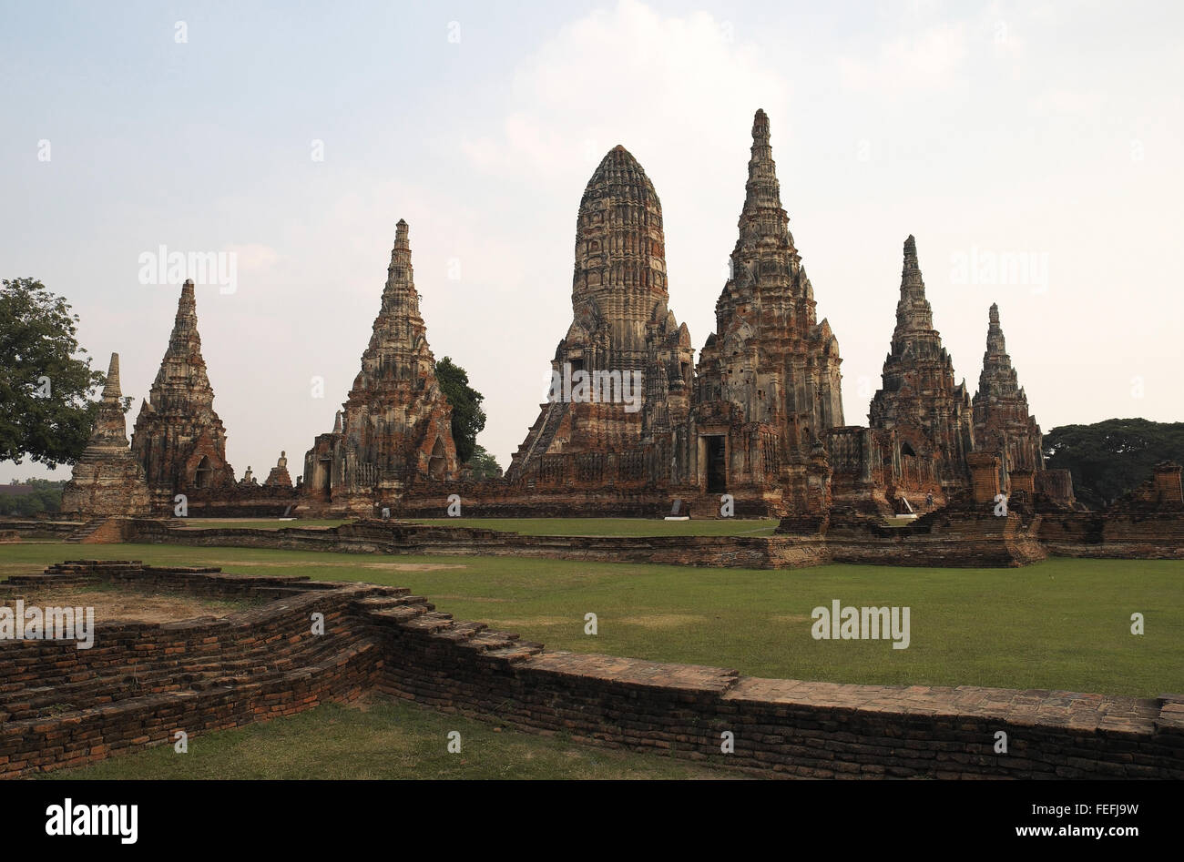 Vista generale di wat chaiwatthanaram, mostrando prang centrale e chedi a forma di cappelle, Ayutthaya, Thailandia, in Asia. Foto Stock