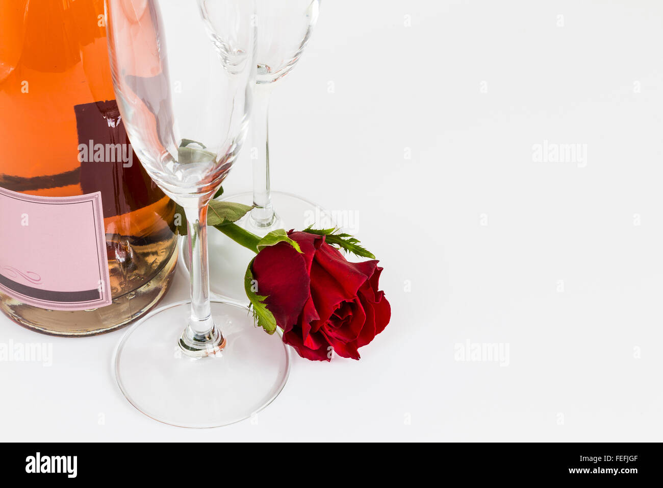 Il giorno di San Valentino in rosa con champagne e flauti Foto Stock