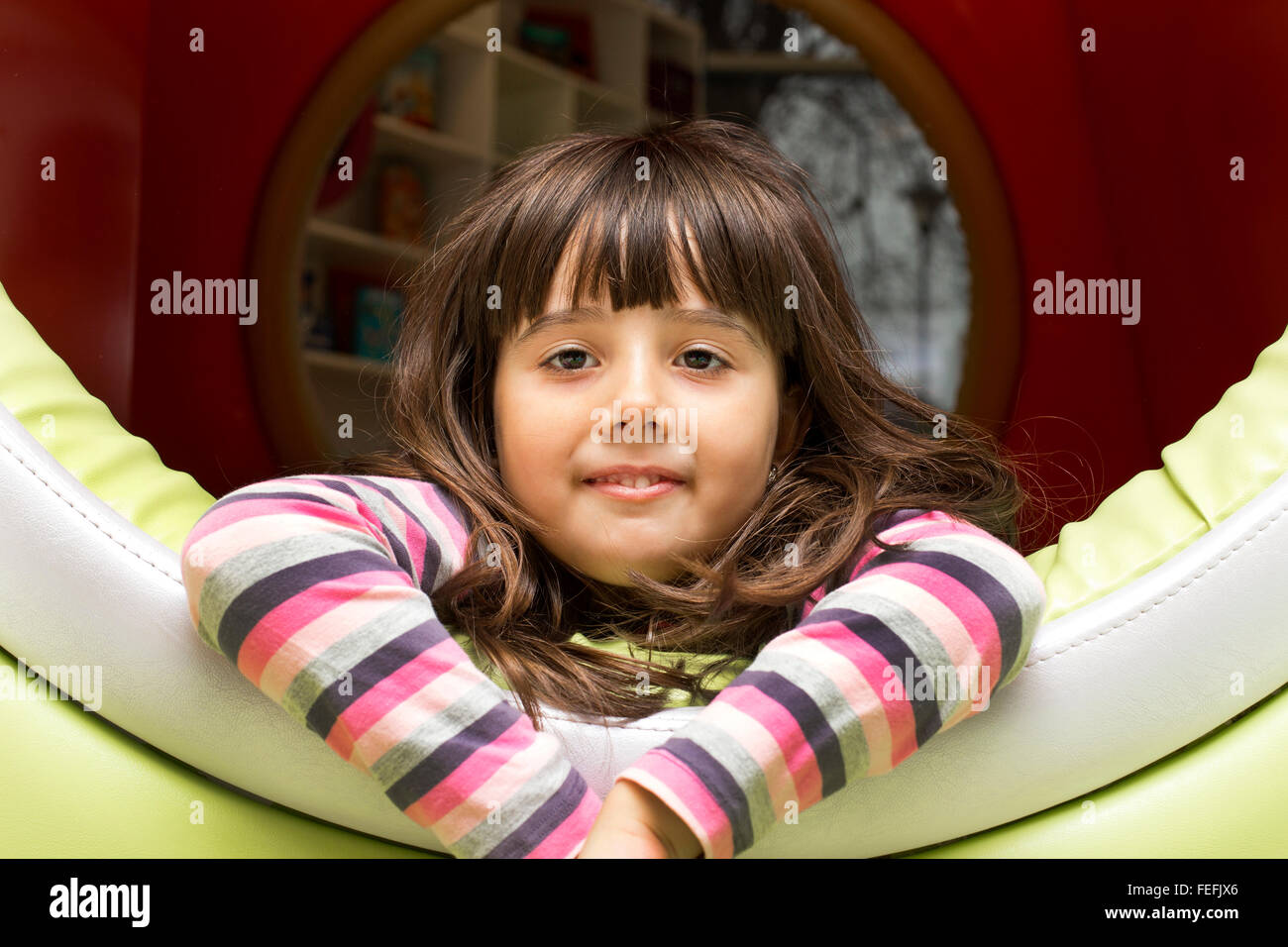 Bambina nella sala giochi Foto Stock