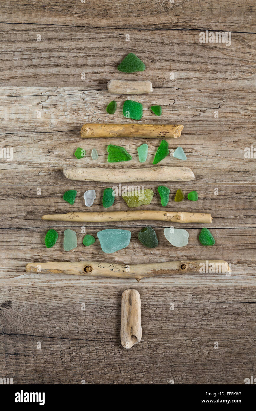 Driftwood albero di natale con lucido vetro verde Foto Stock