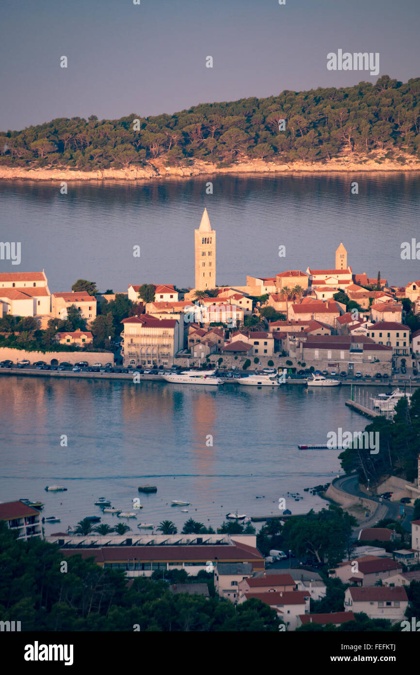 Vista della città di Arbe, Croato località turistica famosa per i suoi quattro campanili. Foto Stock