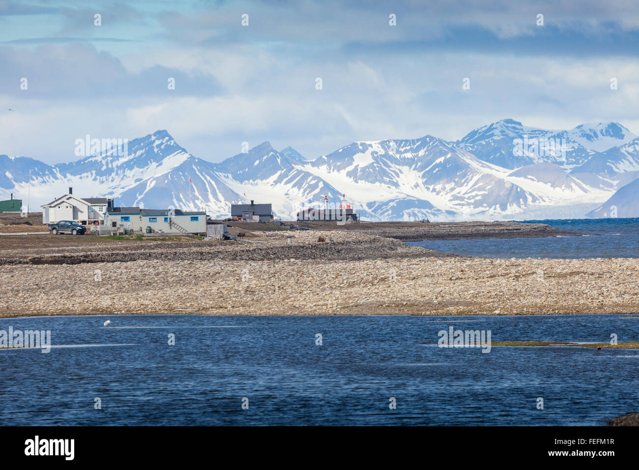 Splendida vista panoramica del golfo blu sotto sterile mountain range con fusione della neve sullo sfondo della drammatica del cielo della sera Foto Stock