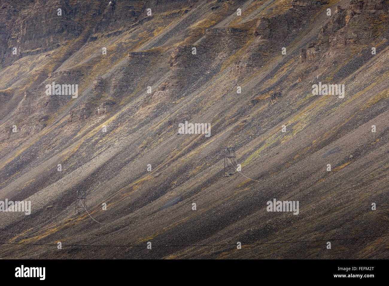 Splendida vista panoramica del golfo blu sotto sterile mountain range con fusione della neve sullo sfondo della drammatica del cielo della sera Foto Stock