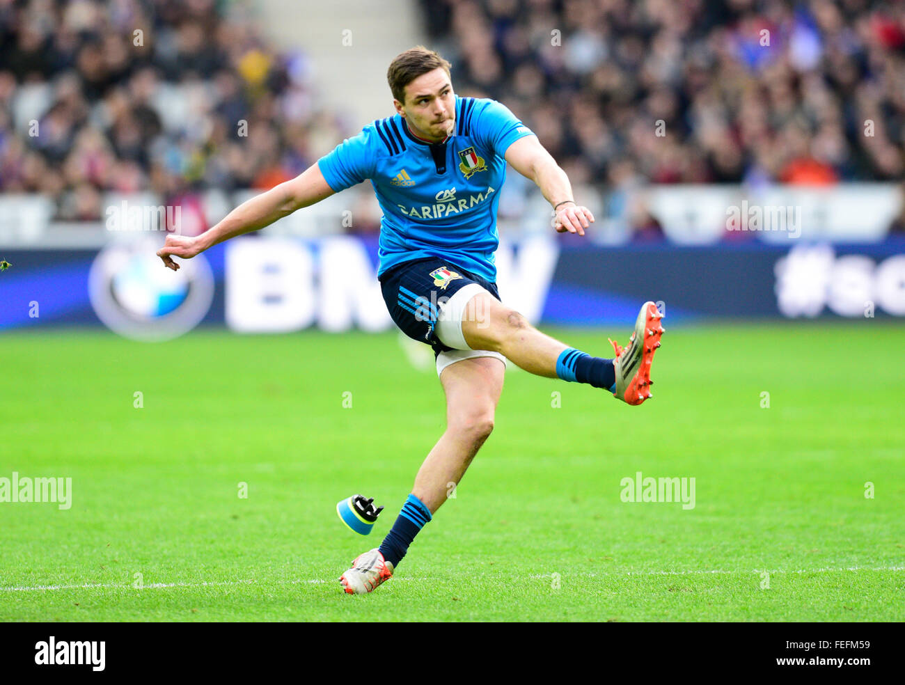 Stade de France, Parigi, Francia. 06 feb 2016. Torneo 6 Nazioni di rugby, Francia contro l'Italia. Carlo Canna (Ita) calci la conversione . La Francia ha esaurito i vincitori 23-21 in un serrato gioco. Credito: Azione Sport Plus/Alamy Live News Foto Stock