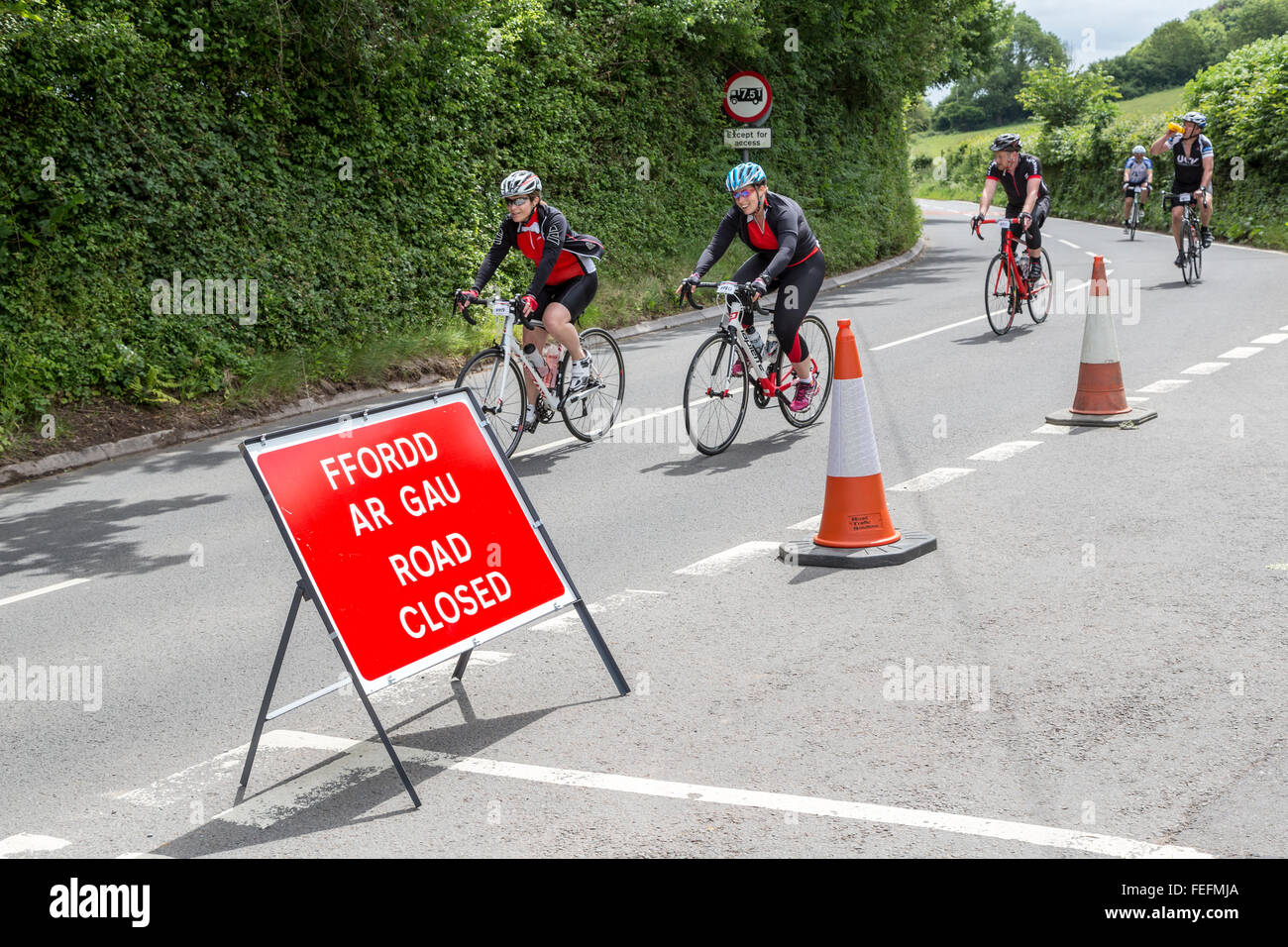 Strada chiusa per Velothon cycle race, Llanfoist, Wales, Regno Unito Foto Stock