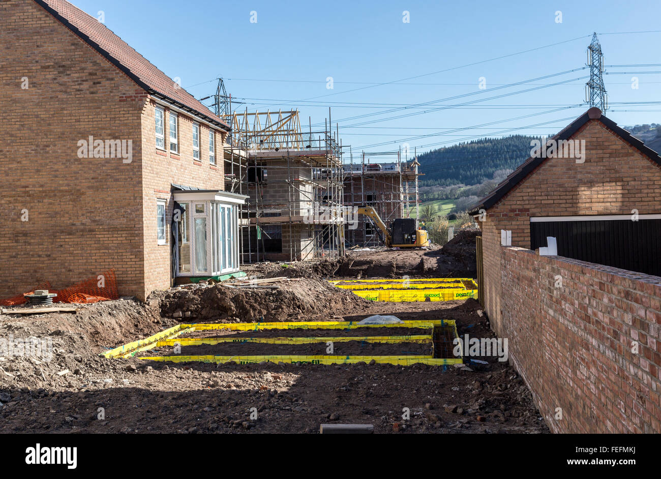 Nuova costruzione di case sulla station wagon con fondazioni essendo prevista, Llanfoist, Wales, Regno Unito Foto Stock