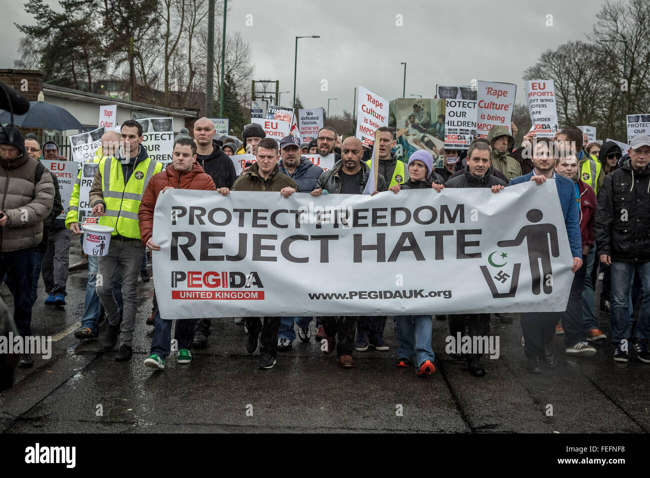 Birmingham, Regno Unito. Il 6 febbraio, 2016. Pegida UK anti-islamico marcia di protesta e di rally con l ex leader dell'EDL Tommy Robinson Credito: Guy Corbishley/Alamy Live News Foto Stock