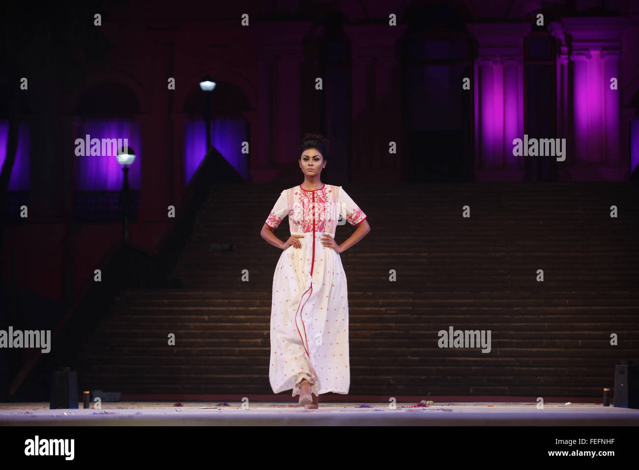 Dacca in Bangladesh. 6 febbraio, 2016. Modelli display panni realizzati da mussola durante una manifestazione culturale a Ahsan Manzil, Dhaka, Bangladesh. Drik ha collaborato con Aarong e il Bangladesh National Museum di raccontare la storia di mussola a ispirare la rinascita di questo tessuto, una parte importante del patrimonio culturale del Bengala. Nel 2013, la tradizionale tecnica di tessitura Jamdani mussola in Bangladesh è stato incluso nella lista dei Capolavori del Patrimonio Orale ed Immateriale dell'Umanità dall'UNESCO. © Suvra Kanti Das/ZUMA filo/Alamy Live News Foto Stock