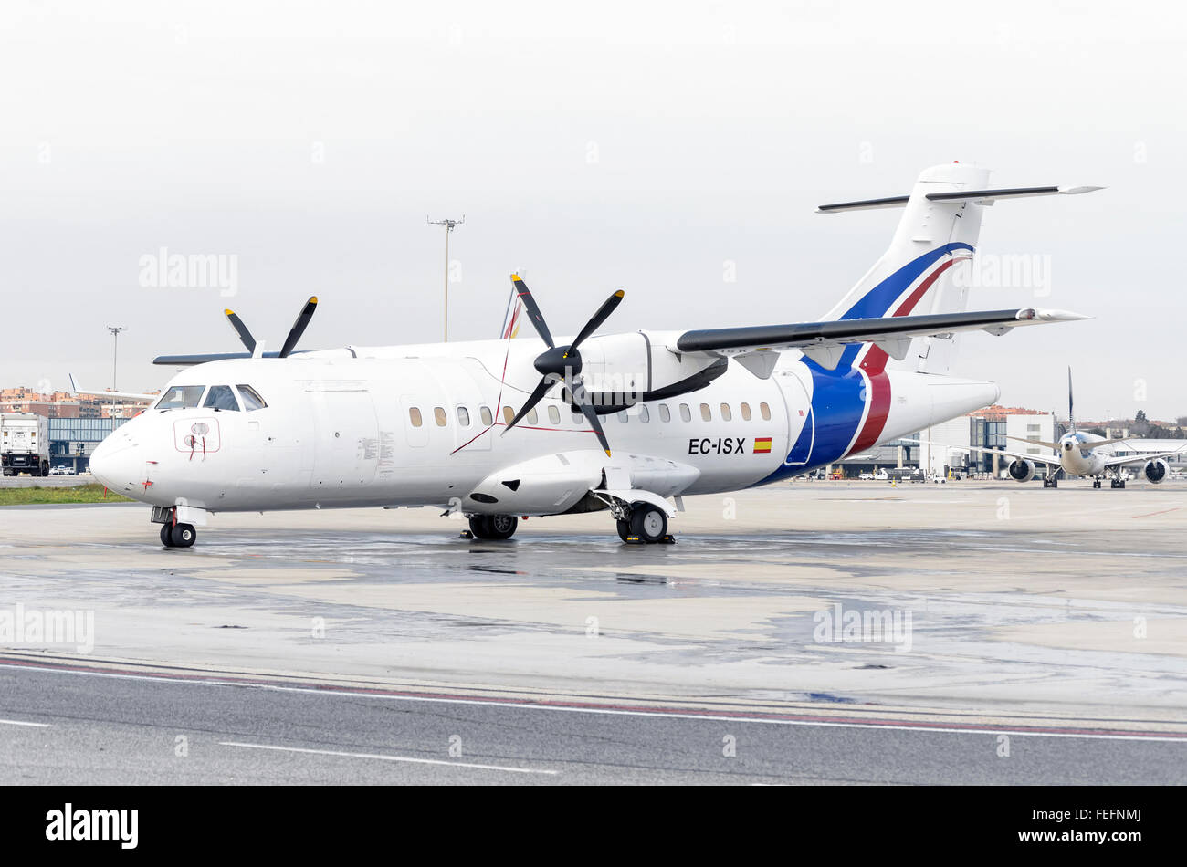 -Aeromobili ATR 42-300-, di -Swiftair- compagnia aerea, è parcheggiato al di fuori della pista, in aeroporto Madrid-Barajas. Foto Stock