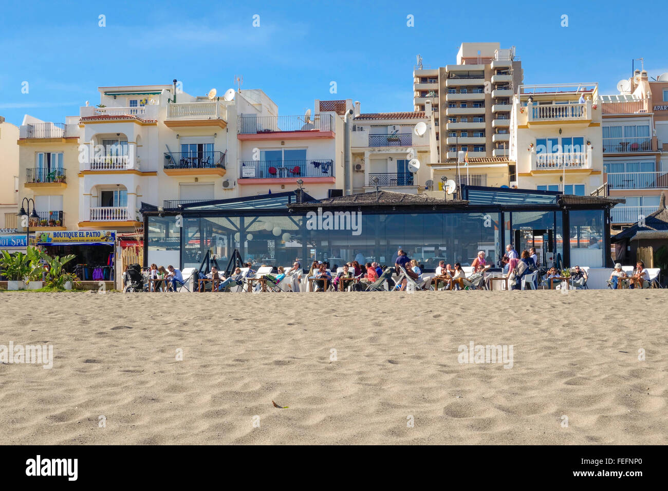 Il bar sulla spiaggia di Carihuela, nella stagione invernale, Torremolinos, Costa del Sol, Spagna. Foto Stock