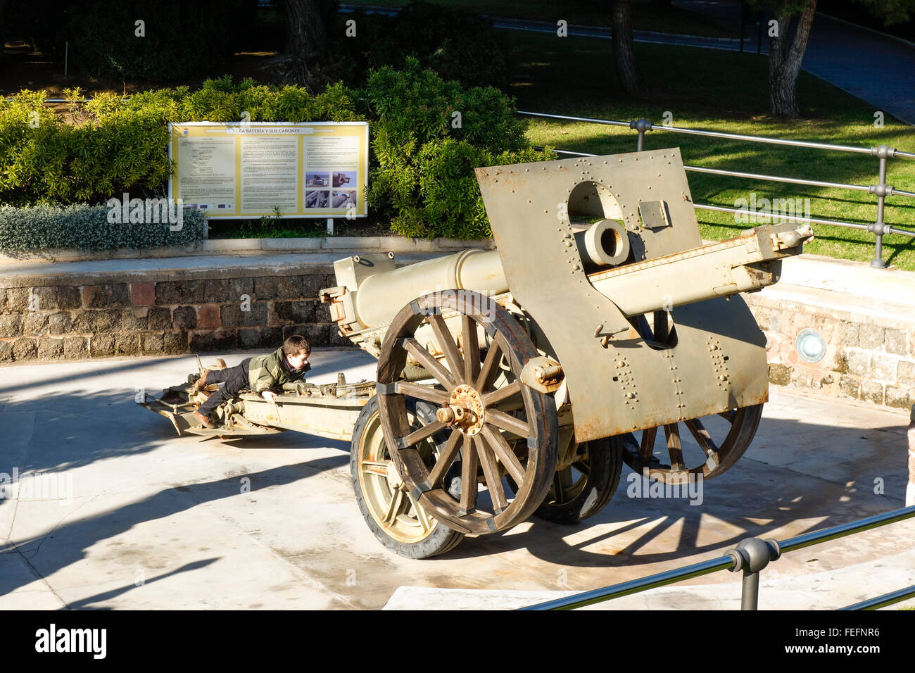 Difesa Vintage artiglieria, Schneider 155 CM 1917 pistola in La Bateria park, Torremolinos, Costa del Sol, Spagna. Foto Stock