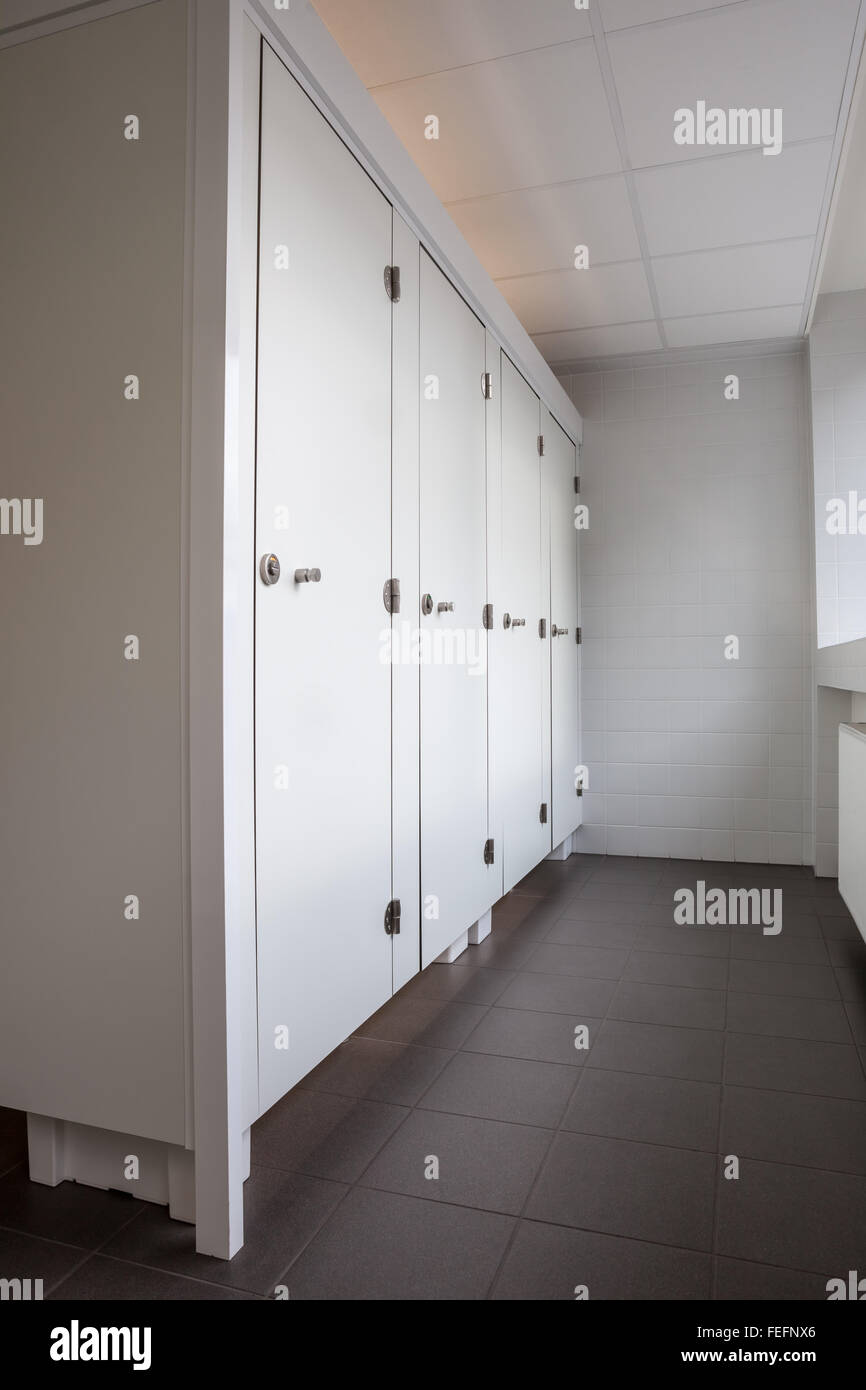 In un edificio pubblico sono servizi igienici womans whit porte bianco Foto Stock