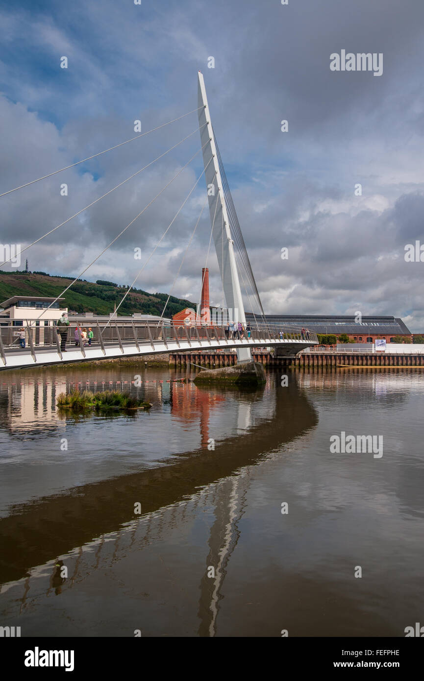 Il ponte di vela, Fiume Tawe, quartiere marittimo, Swansea, South Wales, Regno Unito. Foto Stock