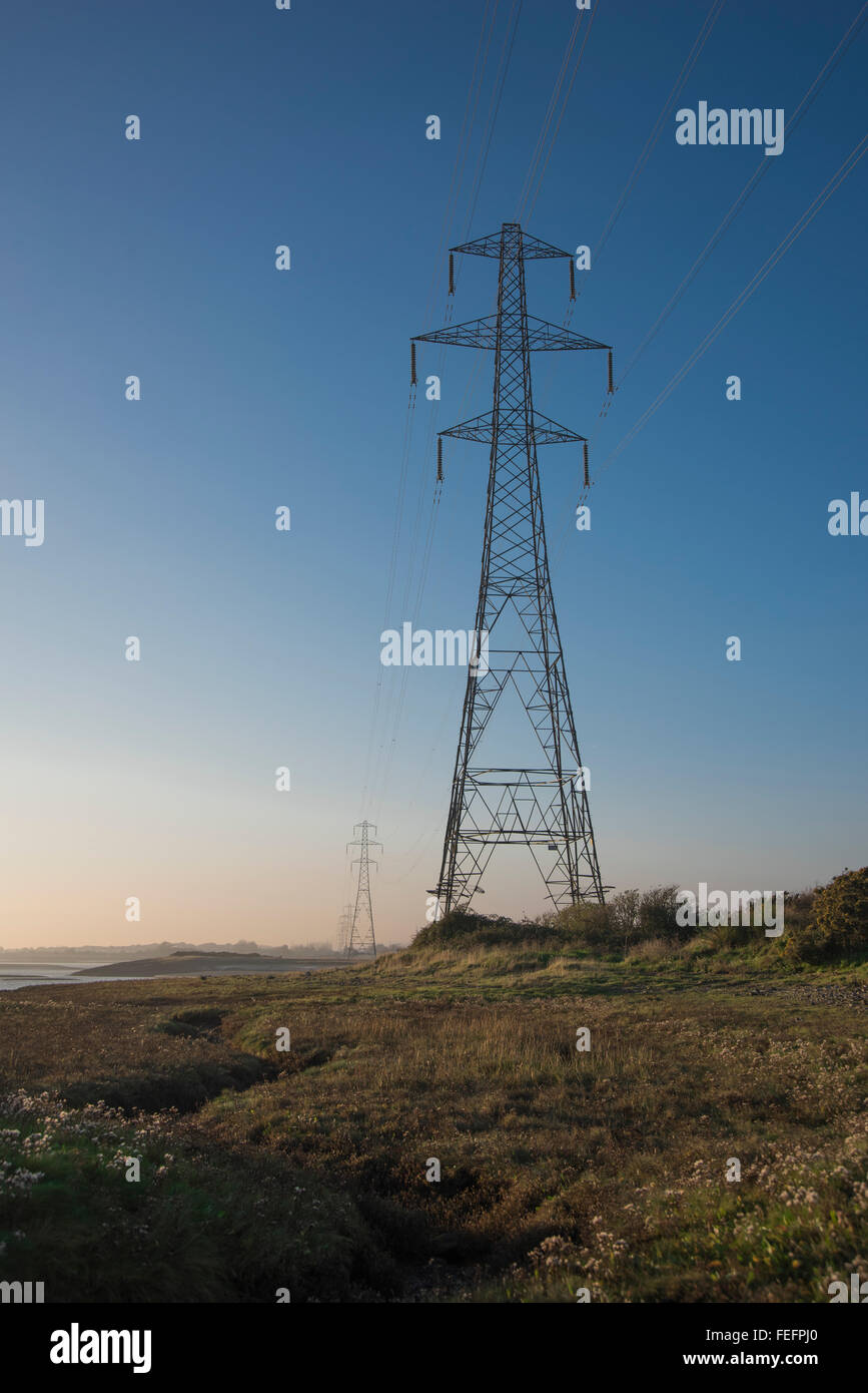National Grid tralicci a Loughor estuario, vicino a Llanelli, nel Galles del Sud. Foto Stock