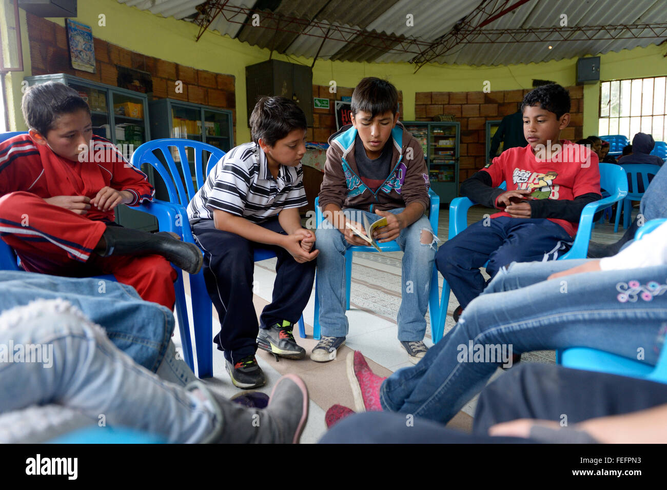 Lesestunde con bambini, progetto sociale, Bogotà, Colombia Foto Stock