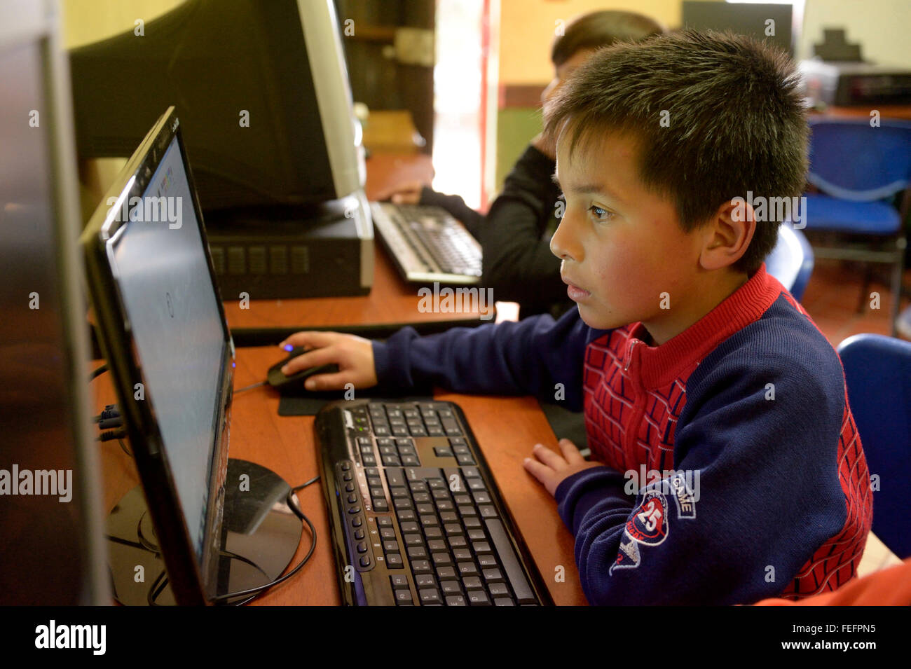Ragazzo in un computer, su lezioni di scienze, progetto sociale, Bogotà, Colombia Foto Stock